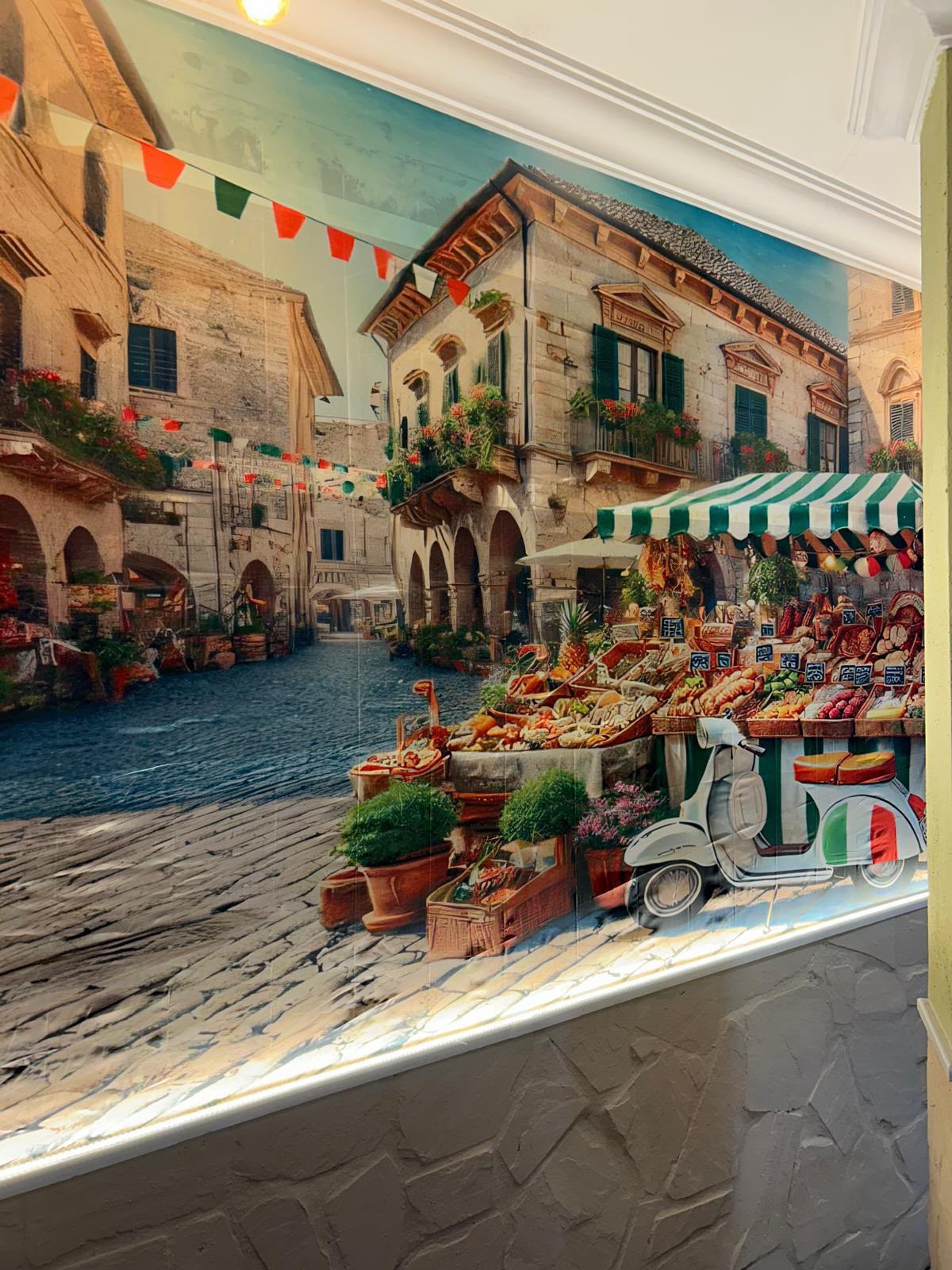 Interior de A Casa Nostra con el mural de una calle romana