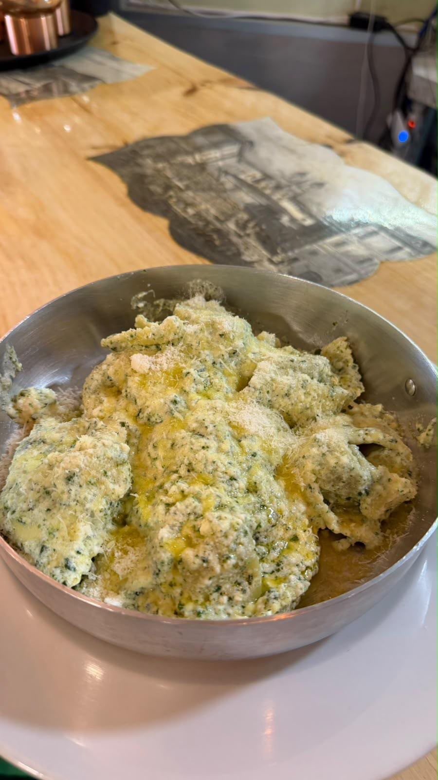 Ravioli caseros con mantequilla y parmesano