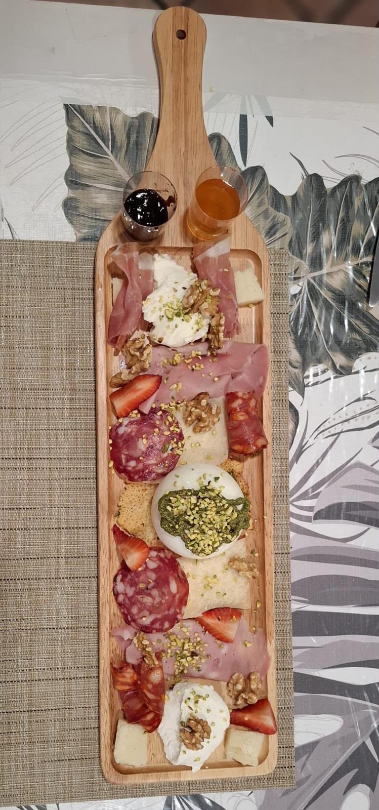Tabla de embutidos y quesos italianos con burrata y pistacho